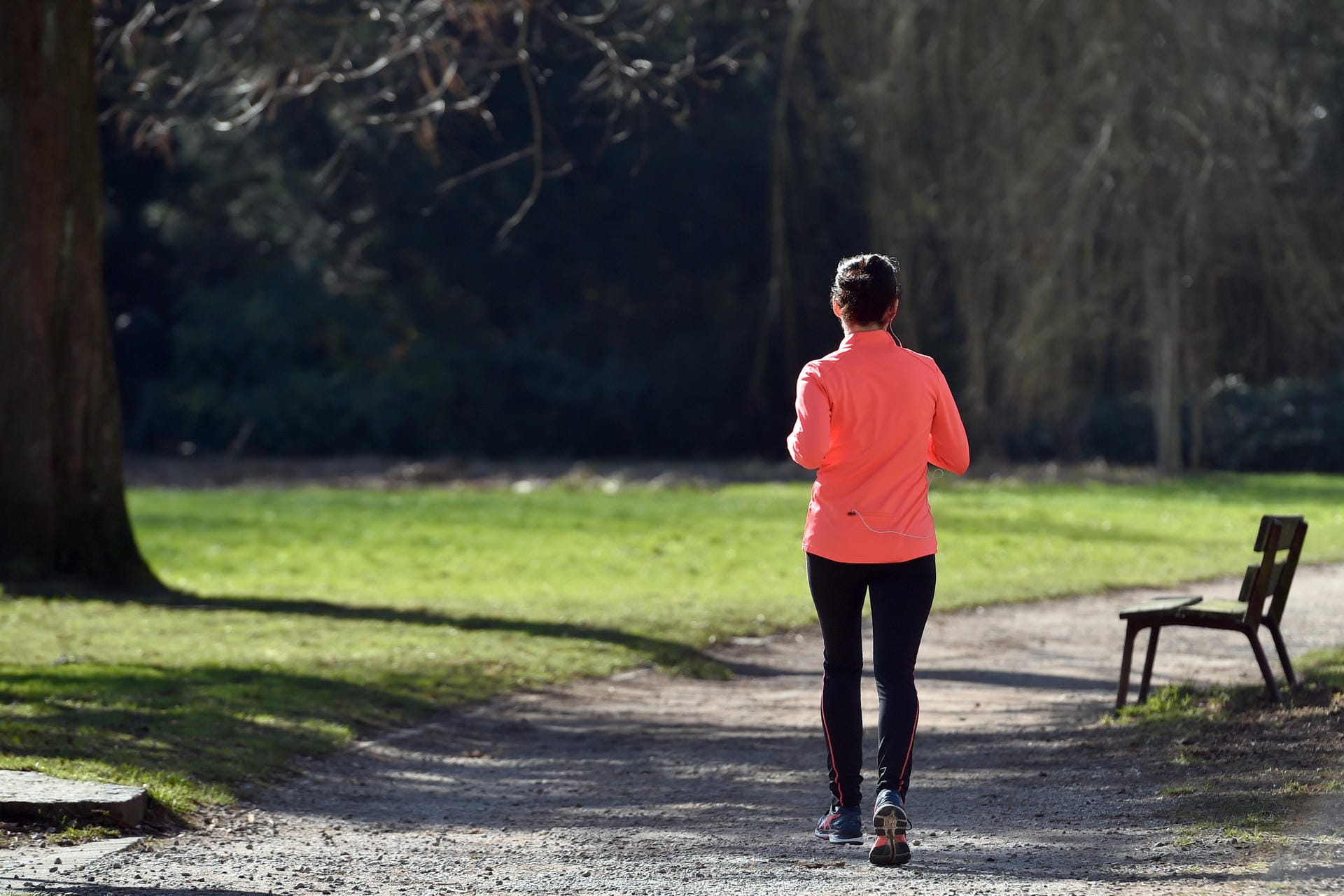 Ein Joggerin in einem Park: Die Fitness-App von "Under Armour" wurde gehackt.