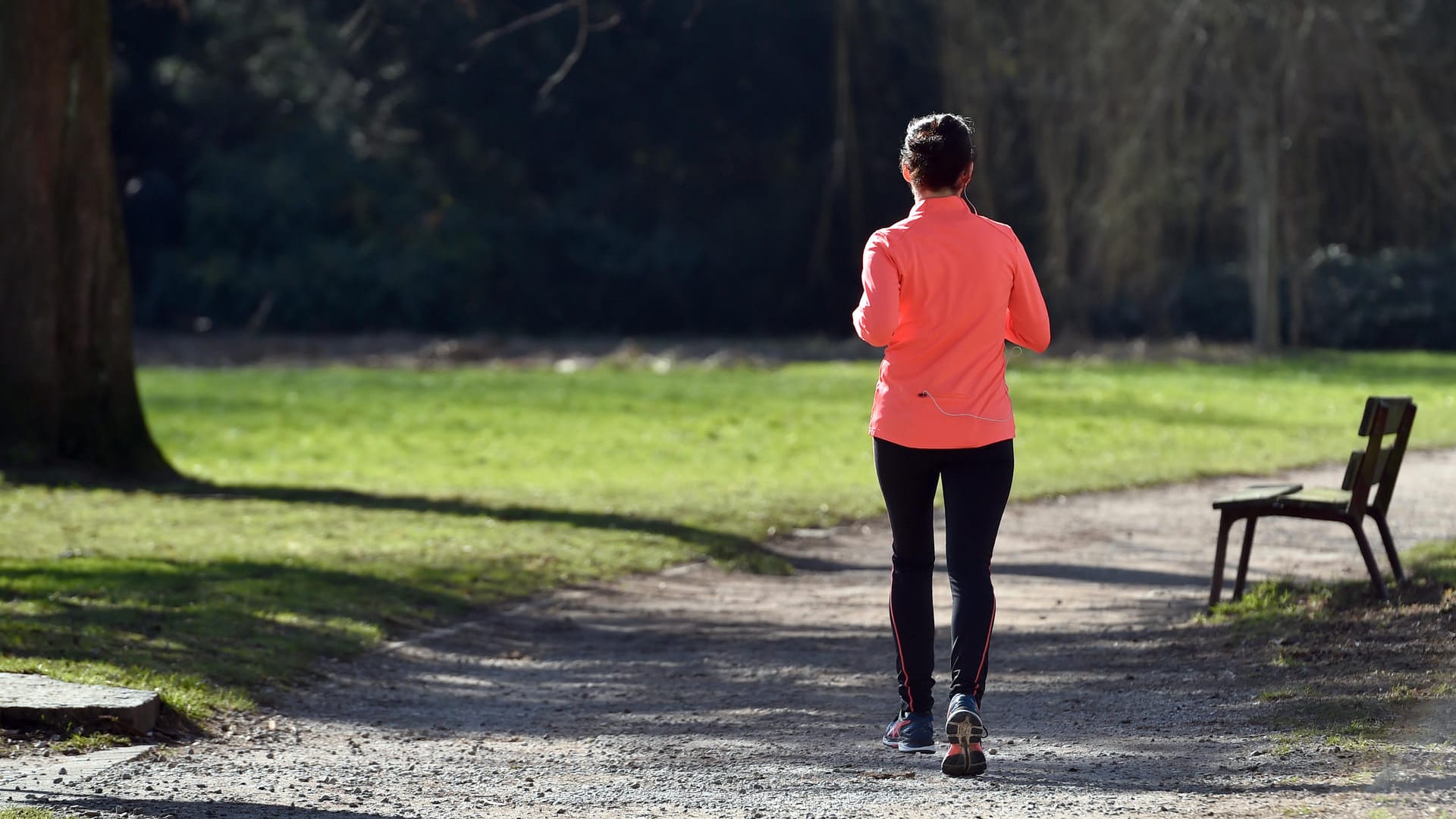 Ein Joggerin in einem Park: Die Fitness-App von "Under Armour" wurde gehackt.