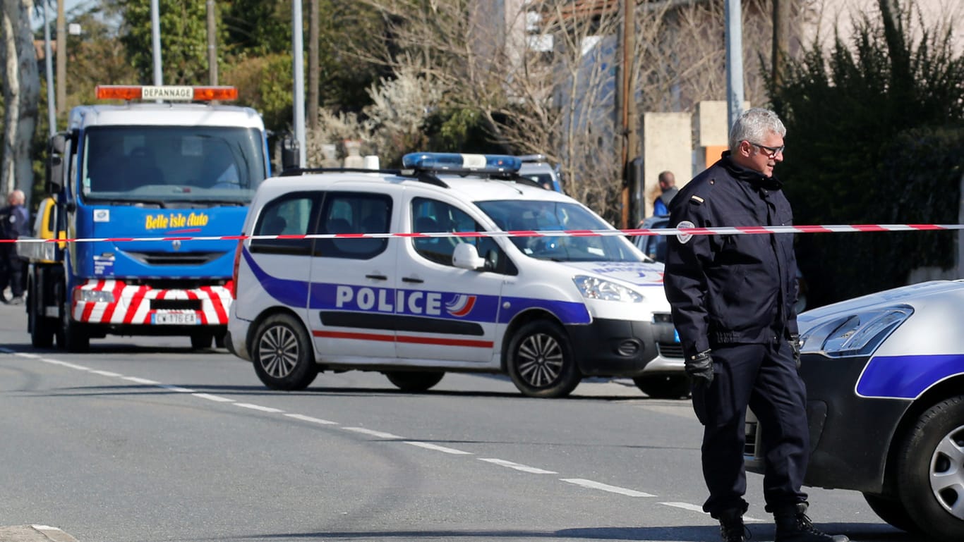 Französische Polizisten bei einem Polizeeinsatz: Am Freitag wurde auf zwei aserbaidschanische Migranten geschossen.