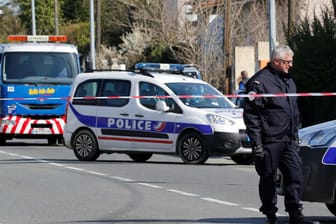 Französische Polizisten bei einem Polizeeinsatz: Am Freitag wurde auf zwei aserbaidschanische Migranten geschossen.