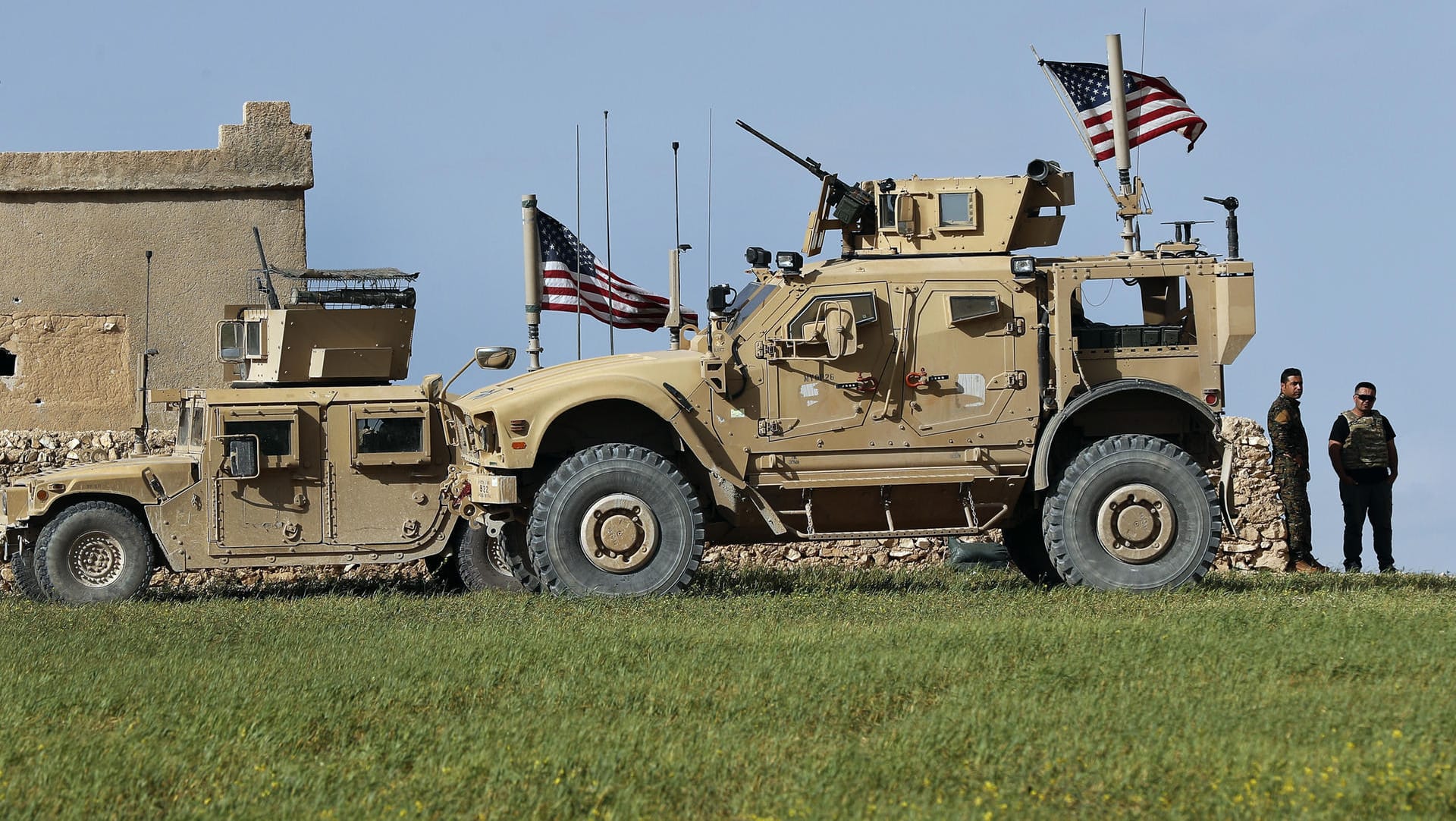 US-Militärfahrzeuge in Manbidsch: Solange US-Truppen in der Stadt sind, dürfte die türkische Armee einen Angriff kaum wagen, doch US-Präsident Trump hat einen Truppenabzug aus Syrien angekündigt.