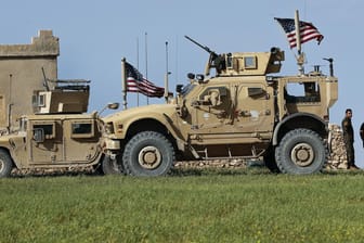 US-Militärfahrzeuge in Manbidsch: Solange US-Truppen in der Stadt sind, dürfte die türkische Armee einen Angriff kaum wagen, doch US-Präsident Trump hat einen Truppenabzug aus Syrien angekündigt.