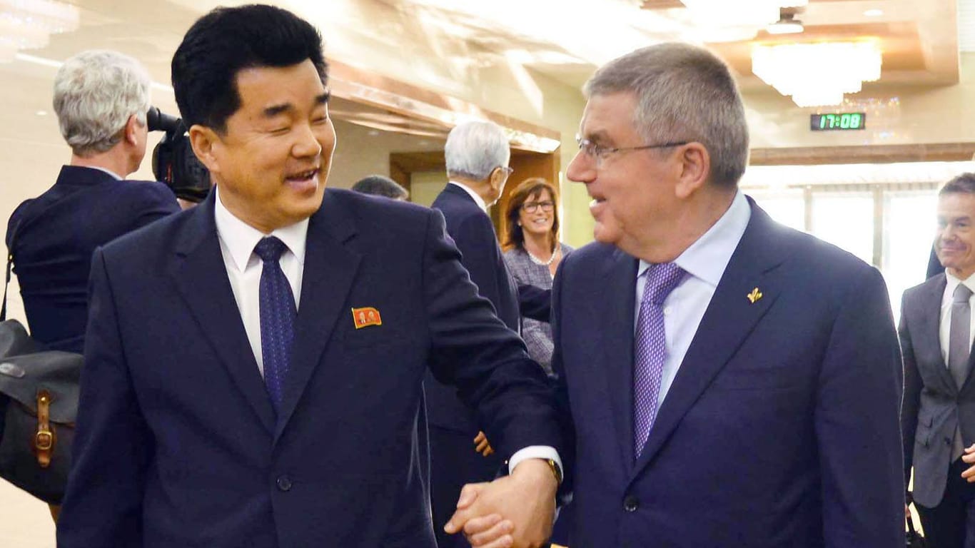 Thomas Bach (r.) in Nordkorea: Zuerst traf er Sportminister Kim Il Guk.