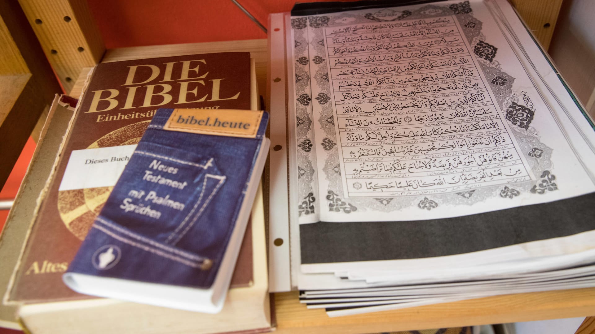 Die Bibel und der Koran: Einige Kapitel sind sich sehr ähnlich.