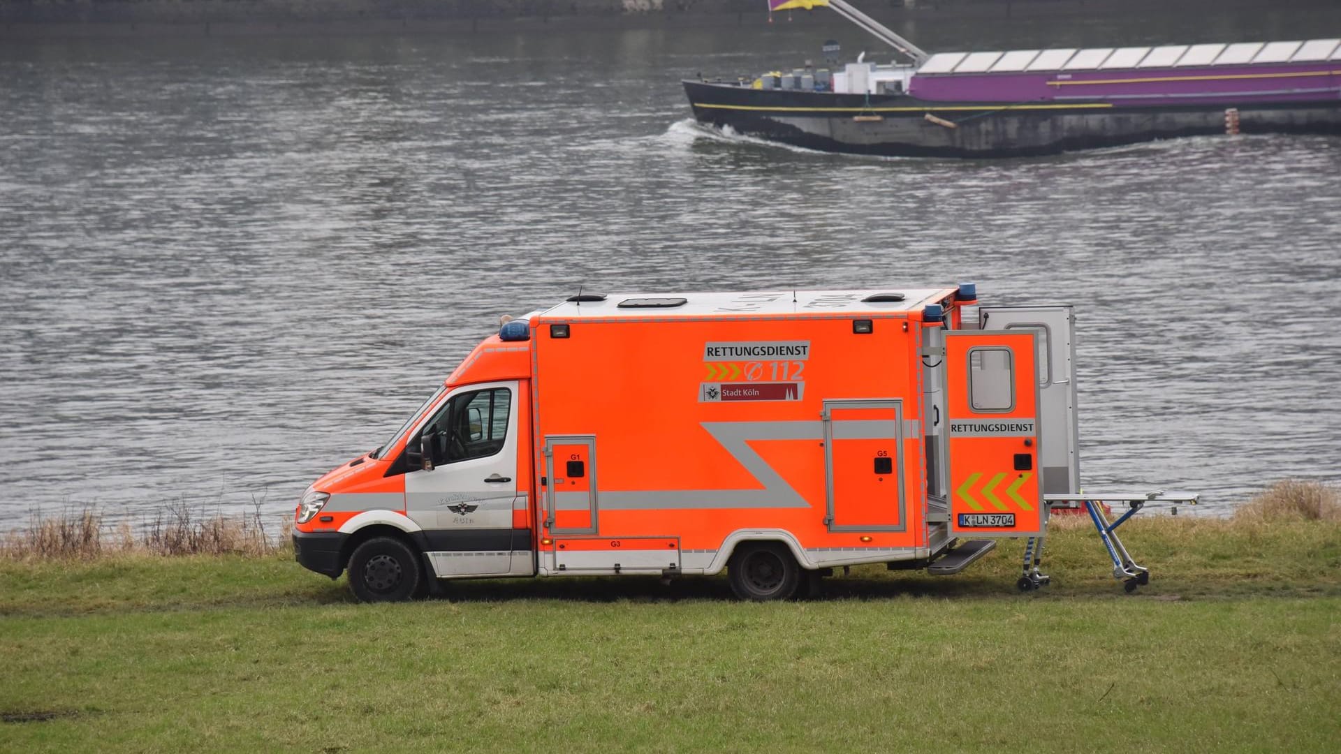 Notarztwagen am Rhein in Köln: Am Freitag wurde in Hessen eine Leiche aus dem Main geborgen. (Symbolbild)