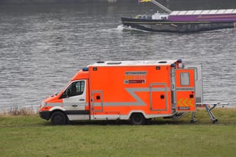 Notarztwagen am Rhein in Köln: Am Freitag wurde in Hessen eine Leiche aus dem Main geborgen. (Symbolbild)