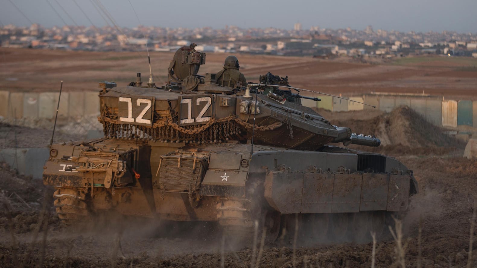 Ein israelischer Panzer an der Grenze zum Gaza-Streifen: Ein Palästinenser wurde offenbar von einem Panzer erschossen als er sich dem Grenzzaun näherte. Ein israelischer Panzer an der Grenze zum Gaza-Streifen: Ein Palästinenser wurde offenbar von einem Panzer erschossen als er sich dem Grenzzaun näherte.