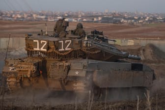 Ein israelischer Panzer an der Grenze zum Gaza-Streifen: Ein Palästinenser wurde offenbar von einem Panzer erschossen als er sich dem Grenzzaun näherte.