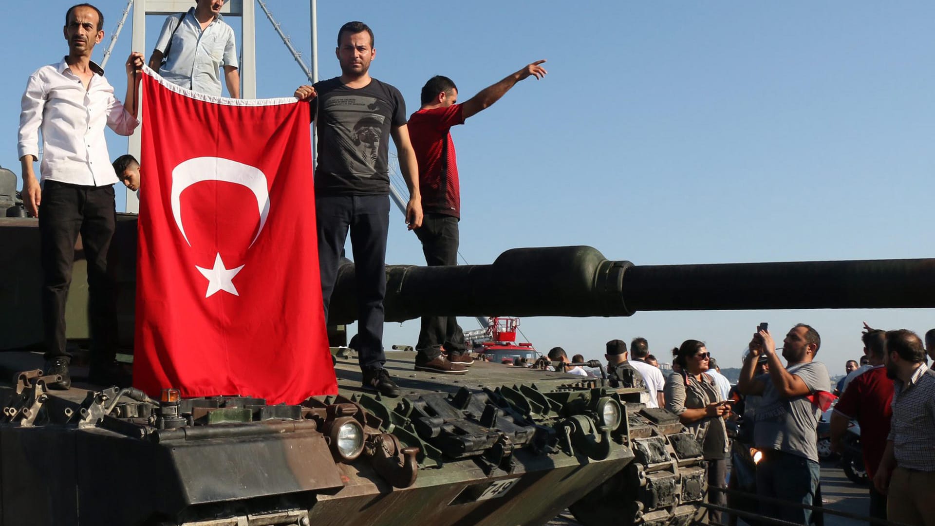 Gescheiterter Putsch in der Türkei: Nach dem Putschversuch beantragten viele türkische Oppositionelle Asyl in Deutschland Gescheiterter Putsch in der Türkei: Nach dem Putschversuch beantragten viele türkische Oppositionelle Asyl in Deutschland
