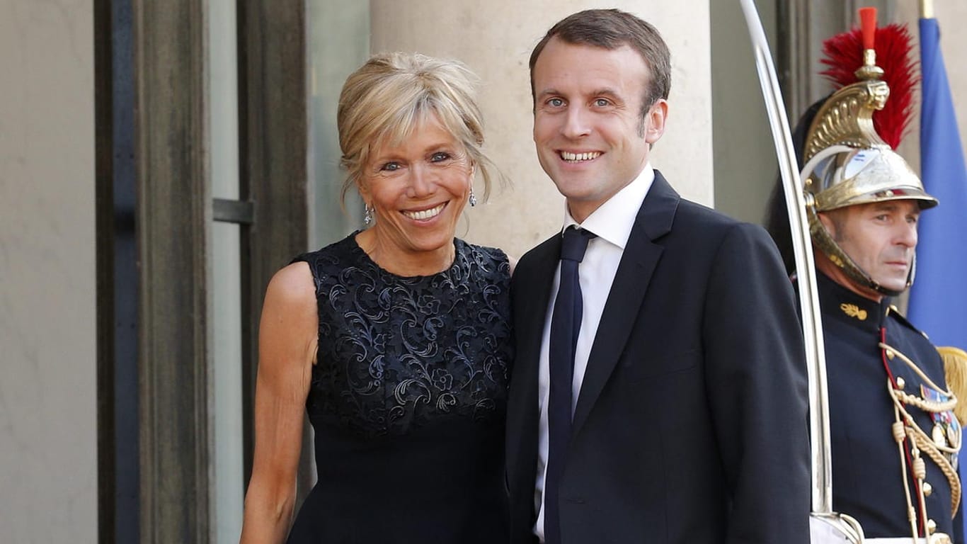 Emmanuel Macron mit seine Frau Brigitte: Betrüger haben mit gefälschten E-Mails offenbar versucht, den Ruf von Brigitte Macron zu schädigen.