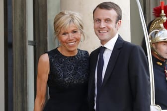 Emmanuel Macron mit seine Frau Brigitte: Betrüger haben mit gefälschten E-Mails offenbar versucht, den Ruf von Brigitte Macron zu schädigen.