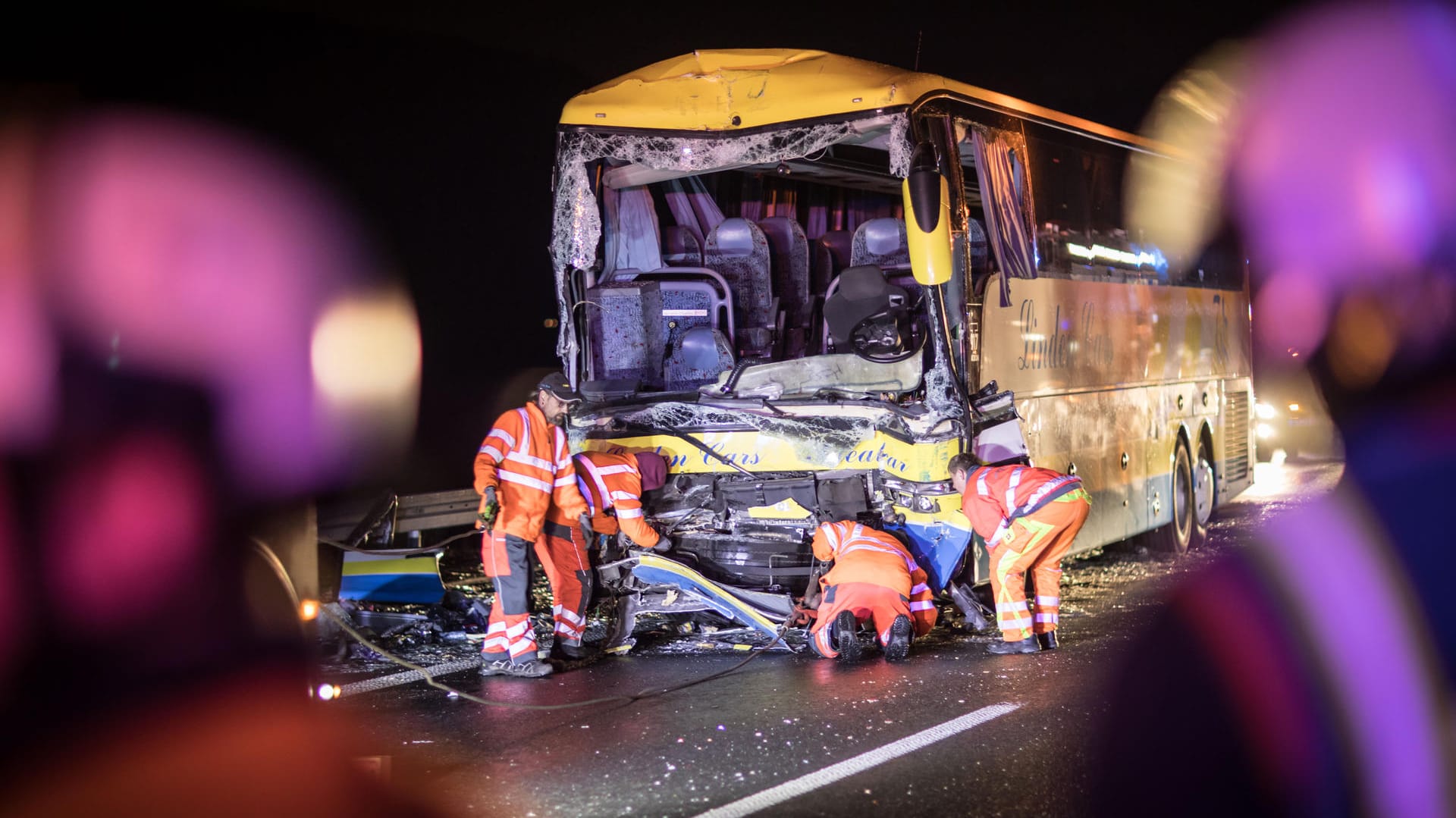 Der Unglücksort bei Weibersbrunn in Bayern: Der Bus war auf einen mit Glas beladenen Lkw aufgefahren, Polizei und Rettungsdienste waren mit einem Großaufgebot im Einsatz. Der Unglücksort bei Weibersbrunn in Bayern: Der Bus war auf einen mit Glas beladenen Lkw aufgefahren, Polizei und Rettungsdienste waren mit einem Großaufgebot im Einsatz.