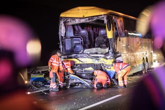 Der Unglücksort bei Weibersbrunn in Bayern: Der Bus war auf einen mit Glas beladenen Lkw aufgefahren, Polizei und Rettungsdienste waren mit einem Großaufgebot im Einsatz.