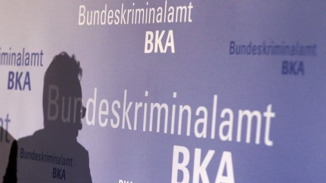 760 Menschen werden derzeit vom BKA als islamistische Gefährder eingestuft. 760 Menschen werden derzeit vom BKA als islamistische Gefährder eingestuft.