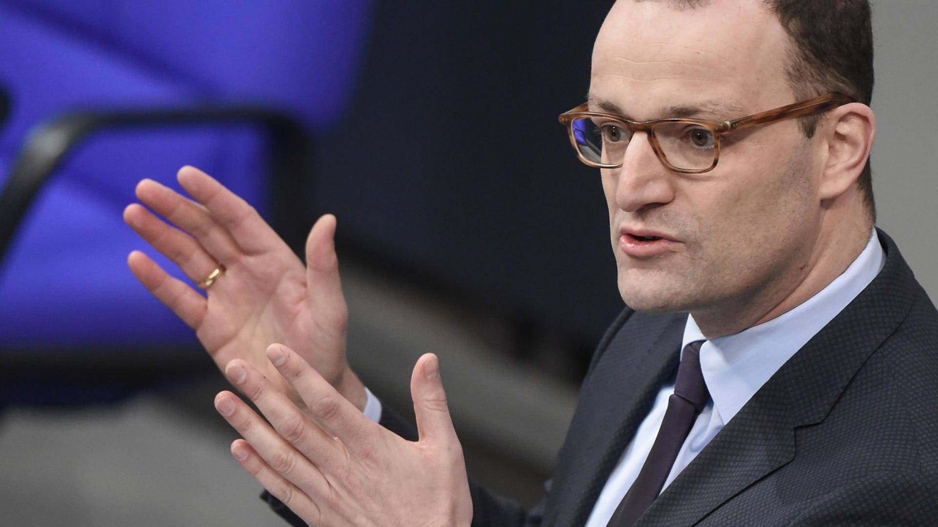 Jens Spahn spricht im Deutschen Bundestag zu den Abgeordneten über das Thema Gesundheitspolitik. Jens Spahn spricht im Deutschen Bundestag zu den Abgeordneten über das Thema Gesundheitspolitik.