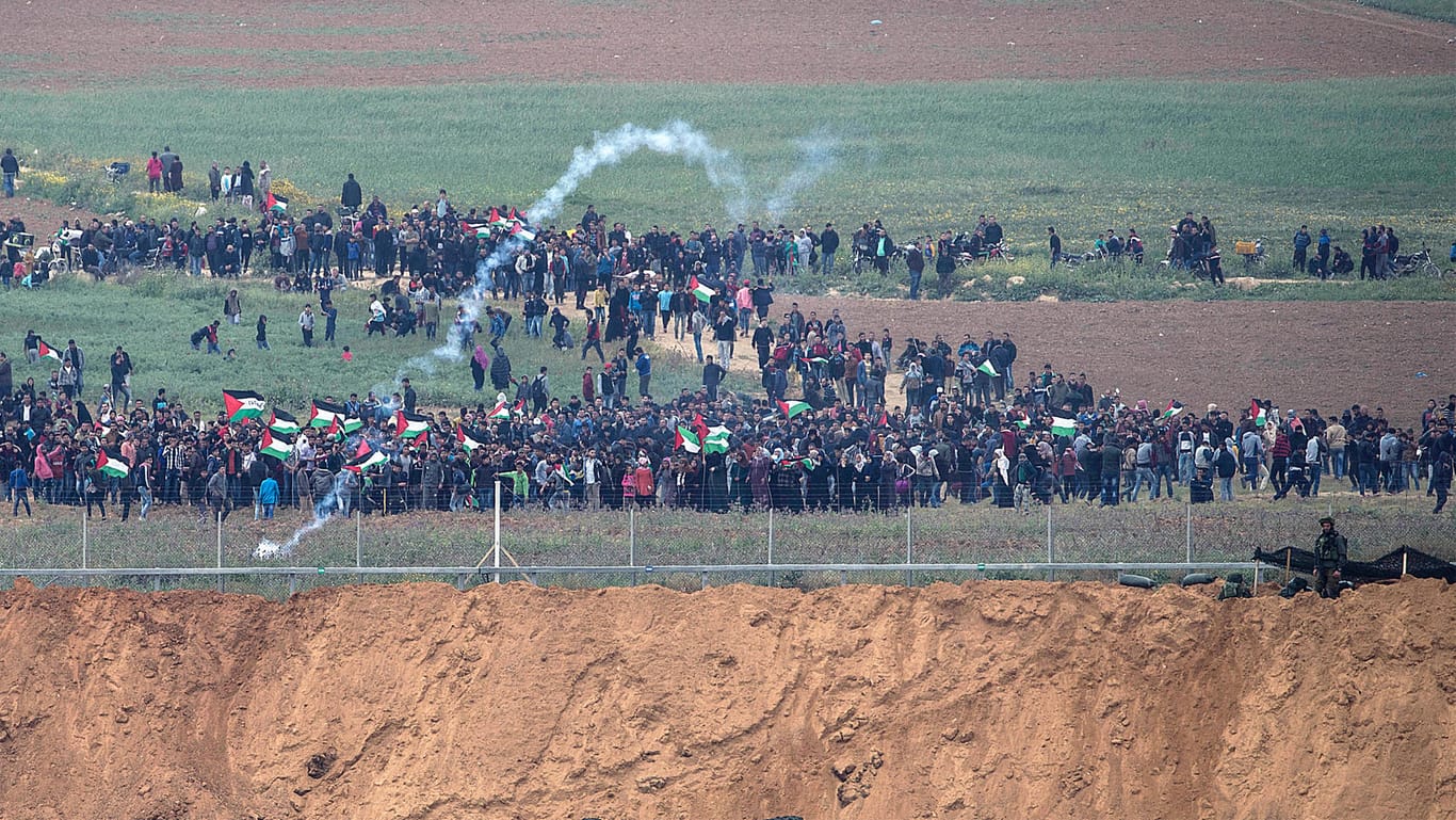 Gewalt an der Grenze zwischen Gazastreifen und Israel: Bei den Massenrpotesten am Freitag wurden mindestens 15 Palästinenser getötet und etwa 1400 verletzt.