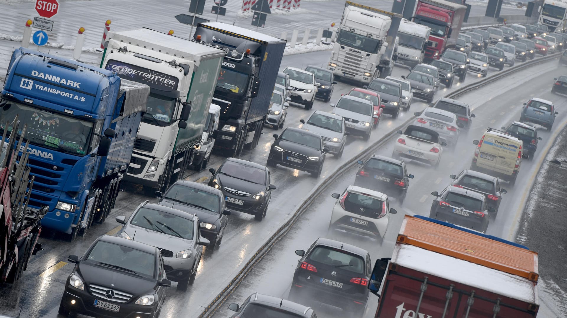 Die Autobahn 7: Hier konnte eine Geisterfahrerin erst nach 30 Kilometern gestoppt werden. (Archivbild) Die Autobahn 7: Hier konnte eine Geisterfahrerin erst nach 30 Kilometern gestoppt werden. (Archivbild)