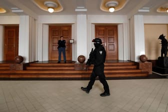 Wache vor einem Gerichtssaal in den USA, in dem ein russischstämmiger Hacker gerade seine erste Aussage macht.