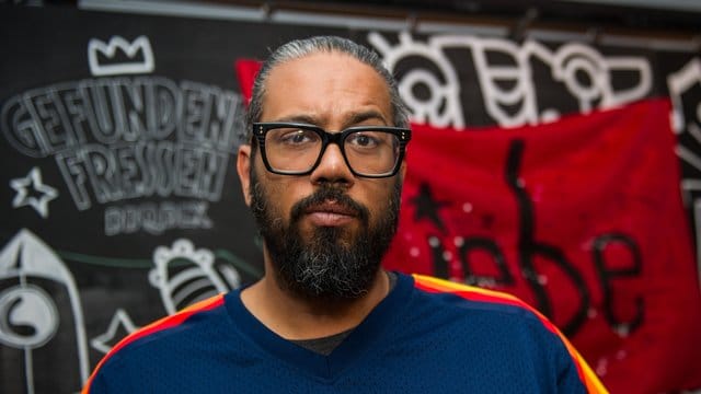 Rapper und Musiker Samy Deluxe betätigt sich auch als Bildender Künstler. Rapper und Musiker Samy Deluxe betätigt sich auch als Bildender Künstler.