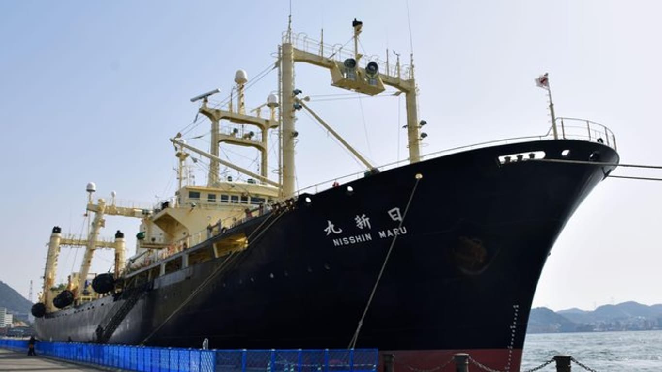 Das japanische Walfangschiff Nisshin Maru ankert im Hafen von Shimonoseki.