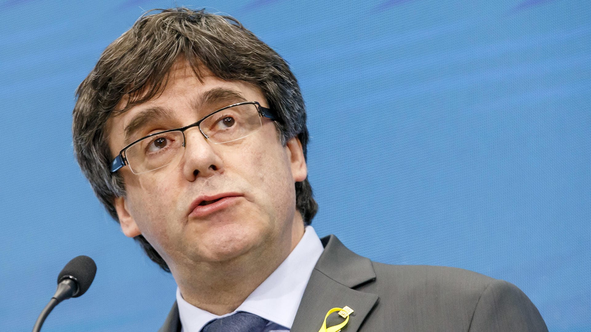 Carles Puigdemont: Der Ex-Regionalchef meldet sich erstmals via Twitter aus dem Gefängnis. Carles Puigdemont: Der Ex-Regionalchef meldet sich erstmals via Twitter aus dem Gefängnis.