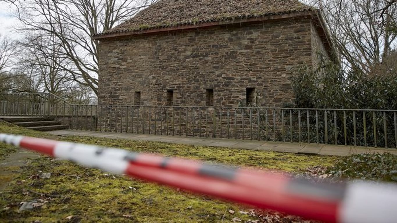 Mit einem Absperrband ist auf dem Hauptfriedhof von Koblenz die Stelle gekennzeichnet, wo die enthauptete Leiche des Obdachlosen gefunden wurde.