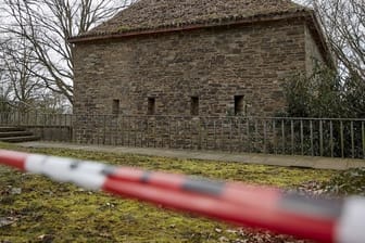 Mit einem Absperrband ist auf dem Hauptfriedhof von Koblenz die Stelle gekennzeichnet, wo die enthauptete Leiche des Obdachlosen gefunden wurde.