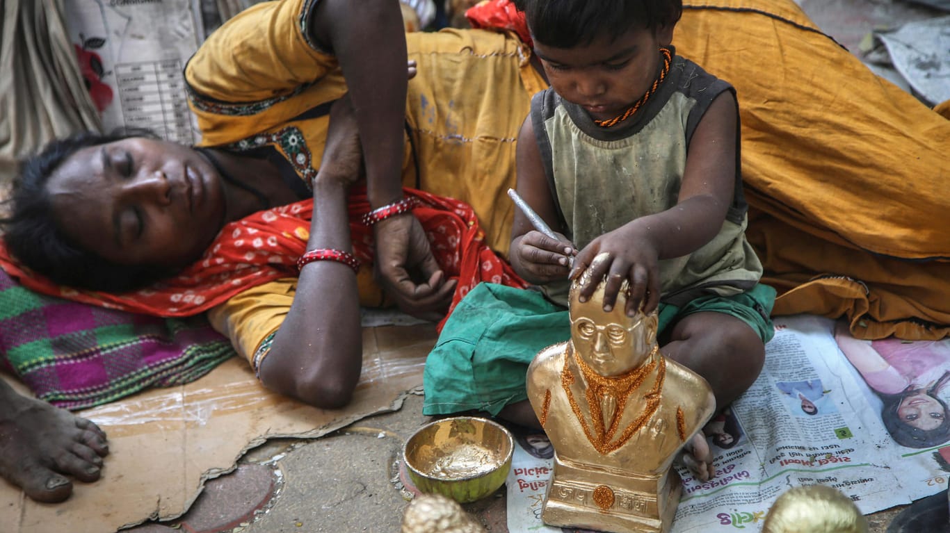Ein Kind, das der indischen Kaste der Dalit angehört, malt eine Statue eines Freiheitskämpfers der Dalit an: In Indien ist ein 21-jähriger Mann dieser untersten Kaste offenbar wegen Besitz eines Pferdes getötet worden. (Archivbild)