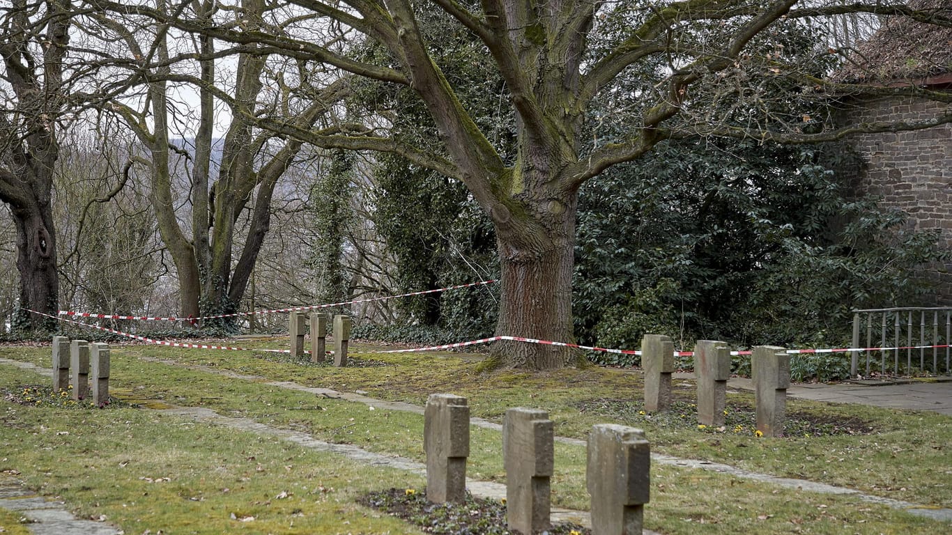 Mit einem Absperrband ist auf dem Hauptfriedhof von Koblenz die Stelle gekennzeichnet, wo die enthauptete Leiche eines Obdachlosen gefunden wurde.