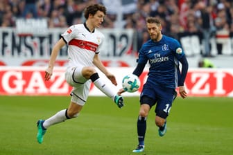 VfB Stuttgarts Benjamin Pavard im Zweikampf mit HSV-Kicker Aaron Hunt.
