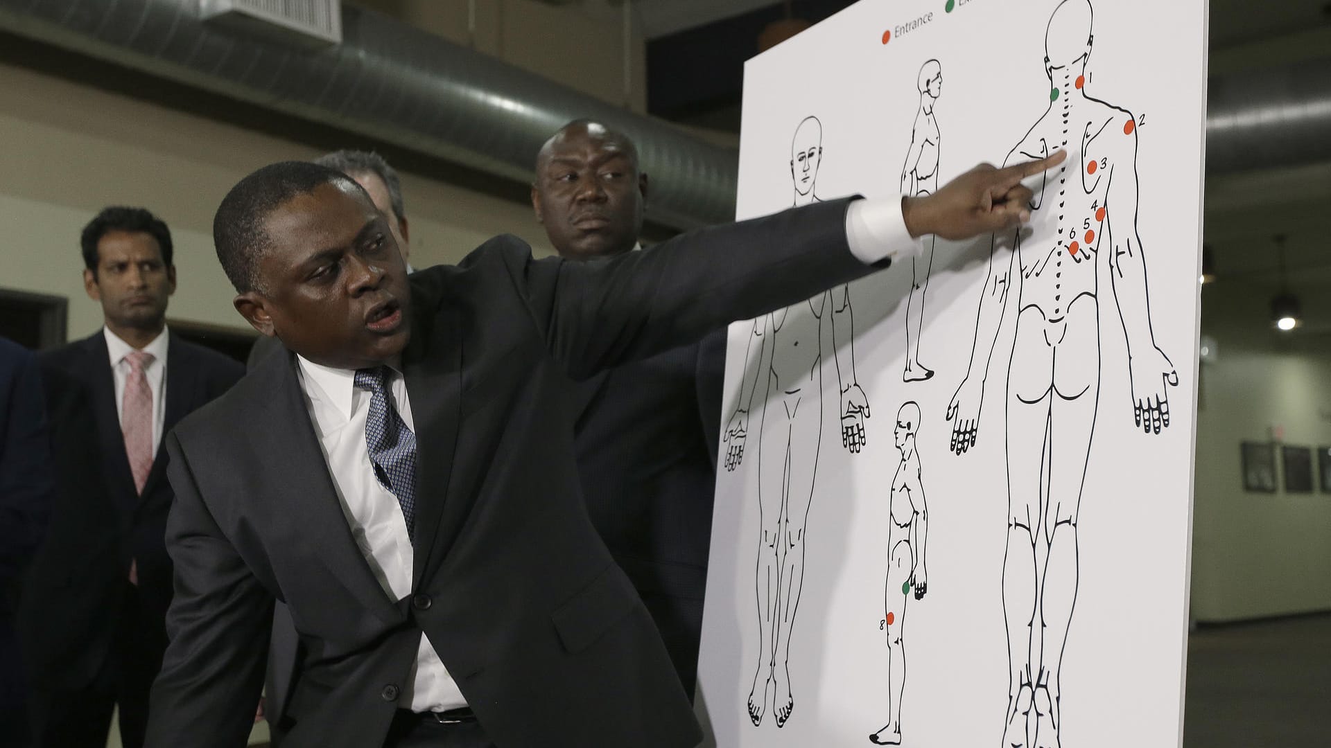 Der Pathologe Bennet Omalu zeigt an einem Diagramm die Schusswunden des 22-jährigen Schwarzen Stephon Clark: Ein Obduktionsbericht hat ergeben, dass der von Polizisten erschossene Schwarze in Sacramento (USA) vor allem in den Rücken getroffen wurde.