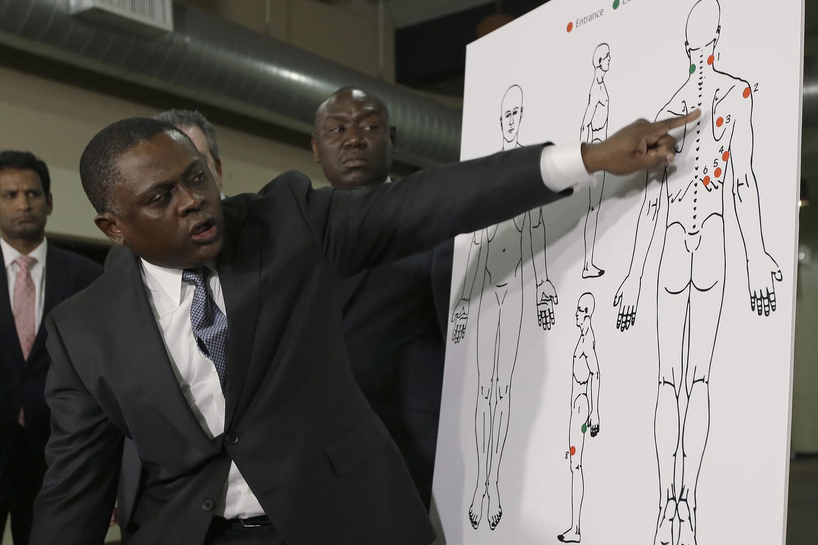 Der Pathologe Bennet Omalu zeigt an einem Diagramm die Schusswunden des 22-jährigen Schwarzen Stephon Clark: Ein Obduktionsbericht hat ergeben, dass der von Polizisten erschossene Schwarze in Sacramento (USA) vor allem in den Rücken getroffen wurde.