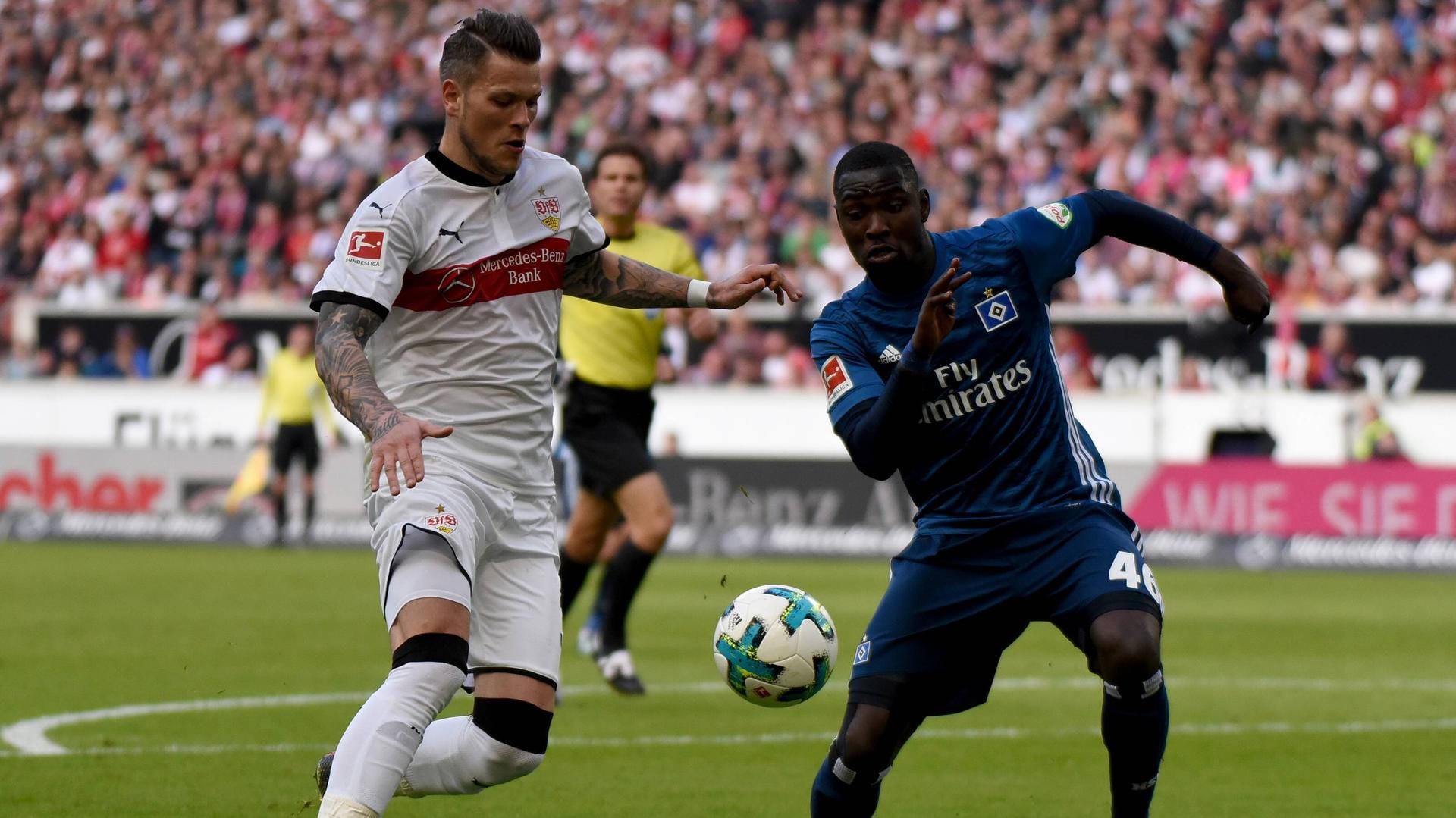 Daniel Ginczek (l.) kommt vor Hamburgs Stephan Amprosius an den Ball: Der VfB-Stürmer erzielte wenig später das 1:1. Daniel Ginczek (l.) kommt vor Hamburgs Stephan Amprosius an den Ball: Der VfB-Stürmer erzielte wenig später das 1:1.