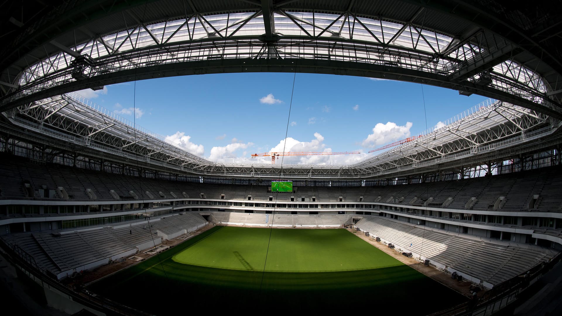Ein Blick in den Innenraum des Fußballstadions in Kaliningrad (Russland): Ein russischer Unternehmer ist festgenommen worden, weil er beim Bau des WM-Stadions in Kaliningrad Gelder veruntreut haben soll. Ein Blick in den Innenraum des Fußballstadions in Kaliningrad (Russland): Ein russischer Unternehmer ist festgenommen worden, weil er beim Bau des WM-Stadions in Kaliningrad Gelder veruntreut haben soll.