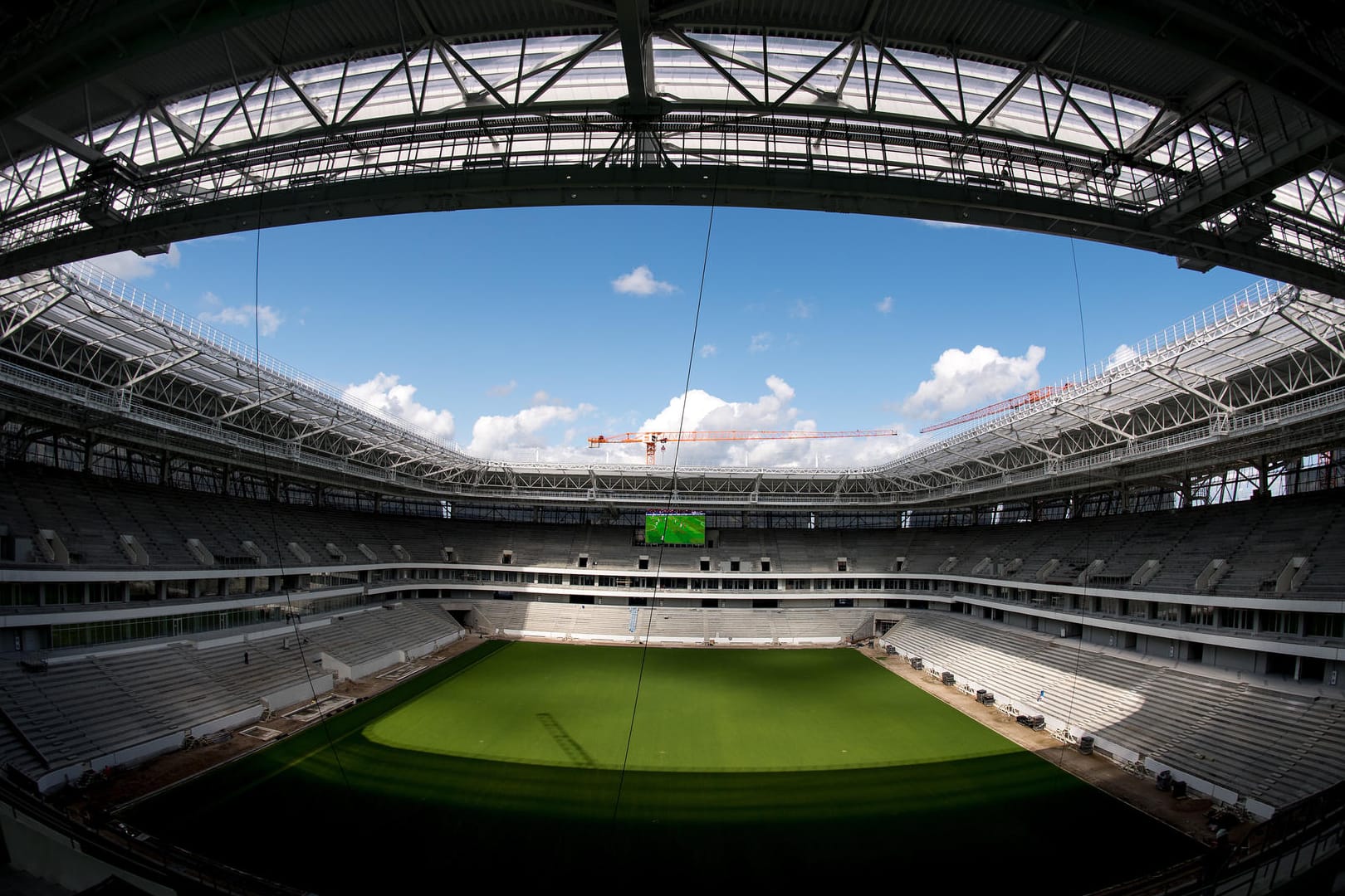 Ein Blick in den Innenraum des Fußballstadions in Kaliningrad (Russland): Ein russischer Unternehmer ist festgenommen worden, weil er beim Bau des WM-Stadions in Kaliningrad Gelder veruntreut haben soll.