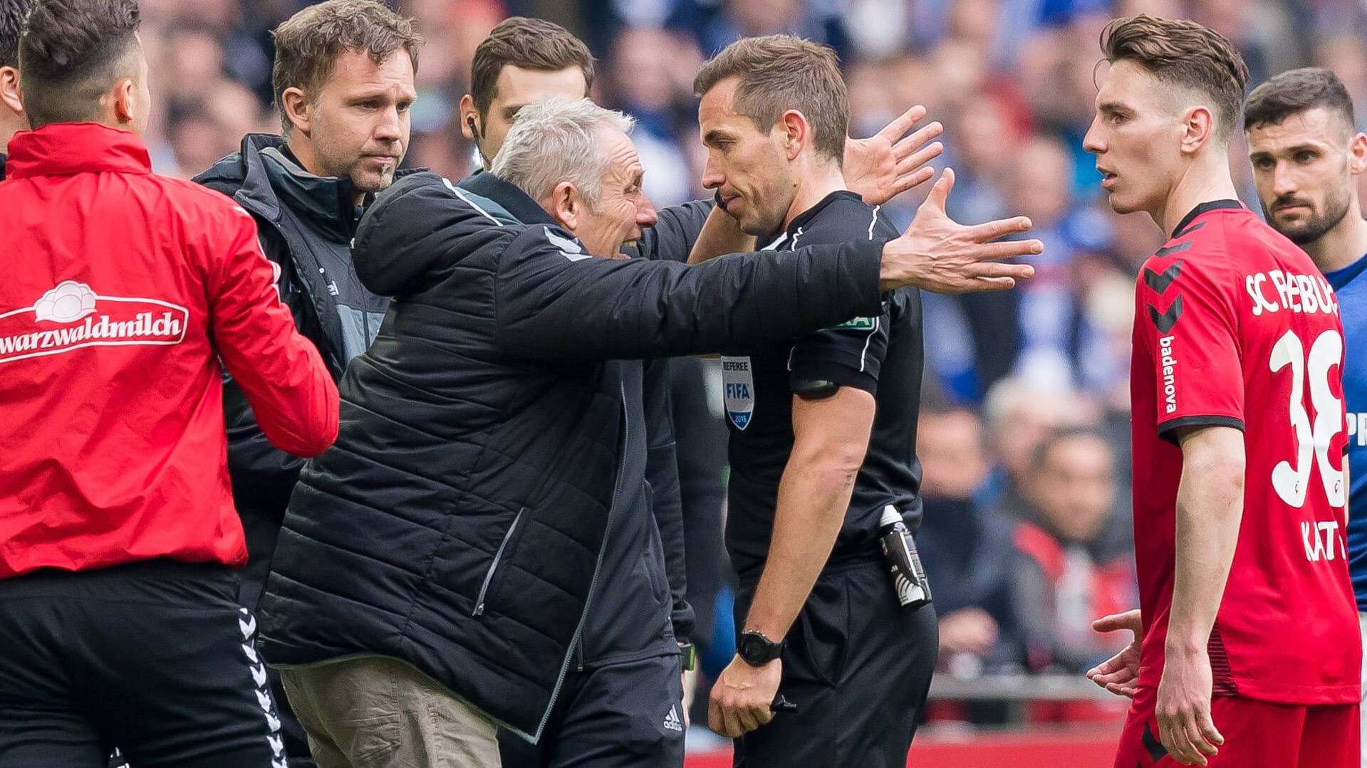 Richtig sauer: Freiburg-Coach Christian Steich (vo.) ging während der Partie in der Schalker Arena Schiedsrichter Tobias Stieler an.