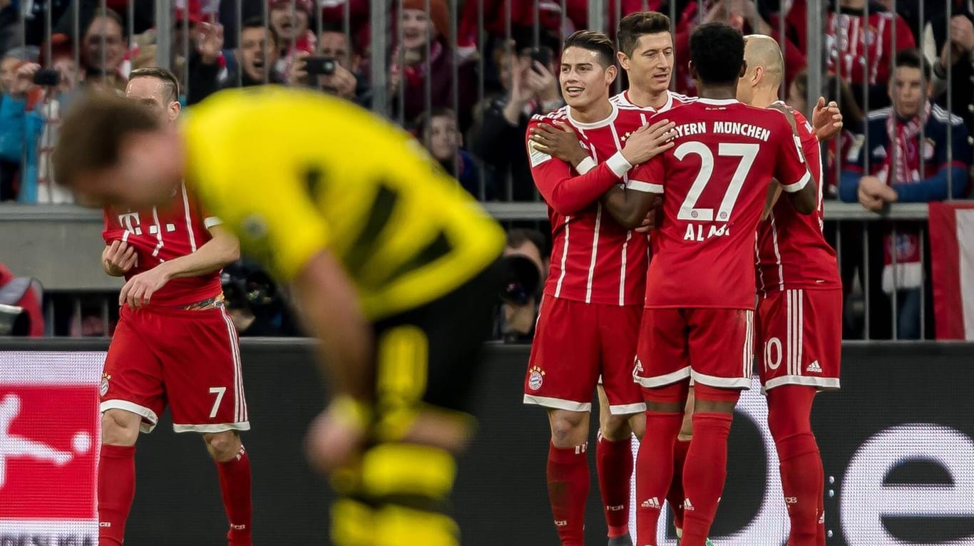 Die Bayern-Stars jubeln, Mario Götze ist geknickt: Im vermeintlichen Topspiel der Liga war ein Klassenunterschied zu sehen.