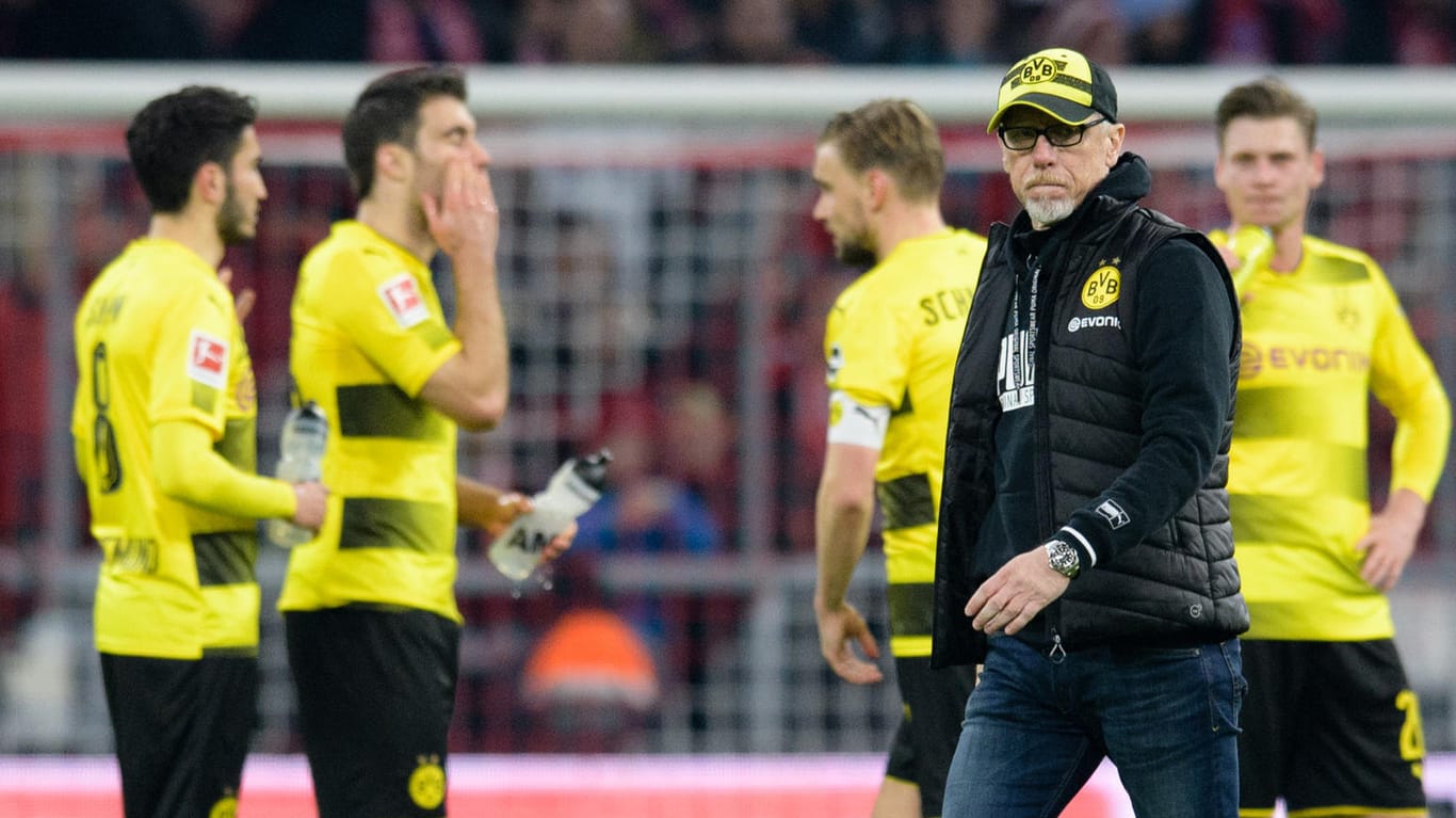BVB-Trainer Peter Stöger: Er muss seine Mannschaft nach der vernichtenden Pleite in München wieder aufrichten.