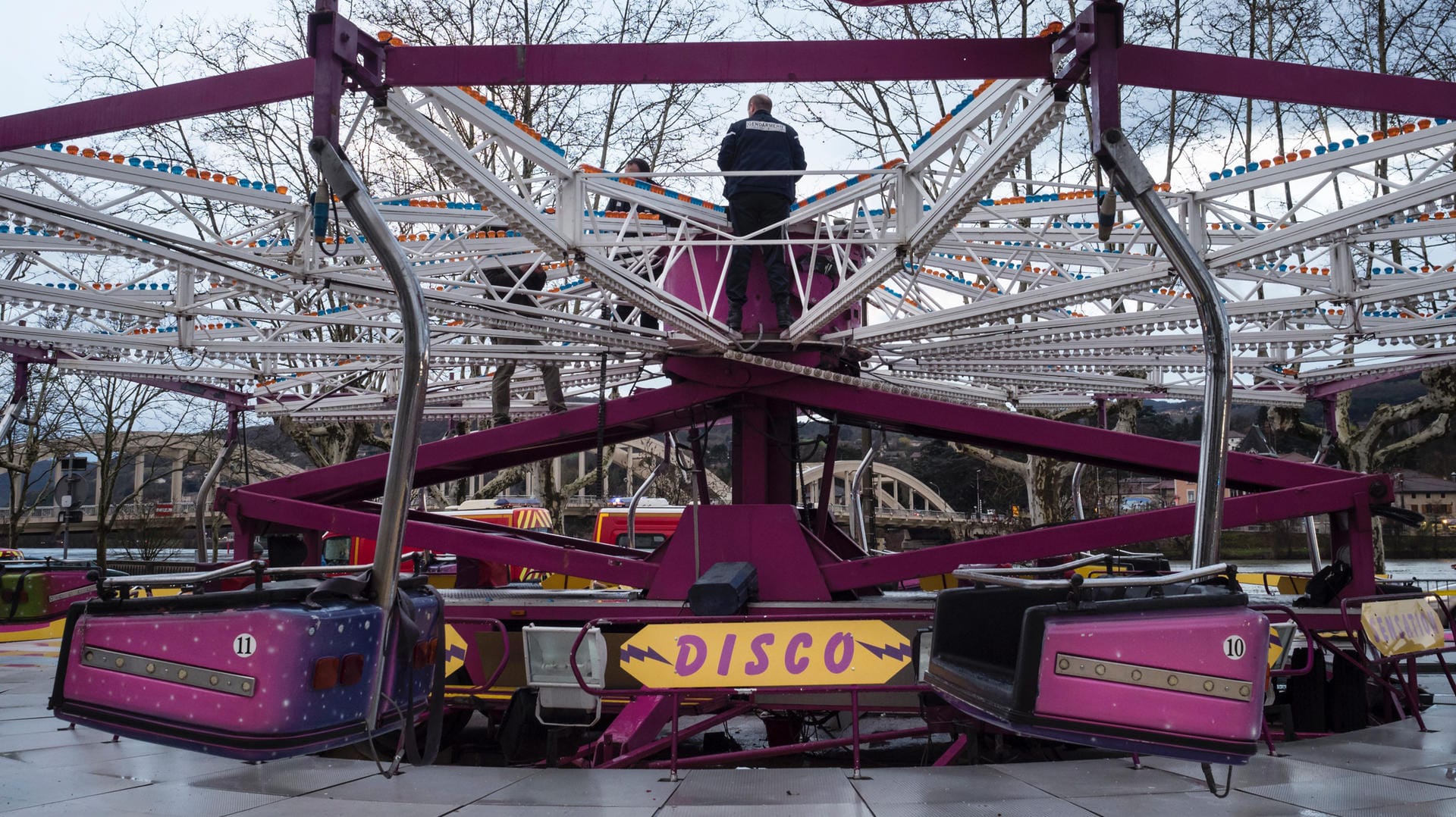 Kirmes in Neuville-sur-Saône: Augenzeugen berichten, dass die Jahrmarktsattraktion zusammenstürzte.