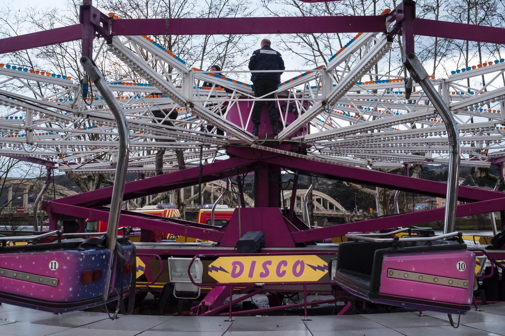 Kirmes in Neuville-sur-Saône: Augenzeugen berichten, dass die Jahrmarktsattraktion zusammenstürzte.