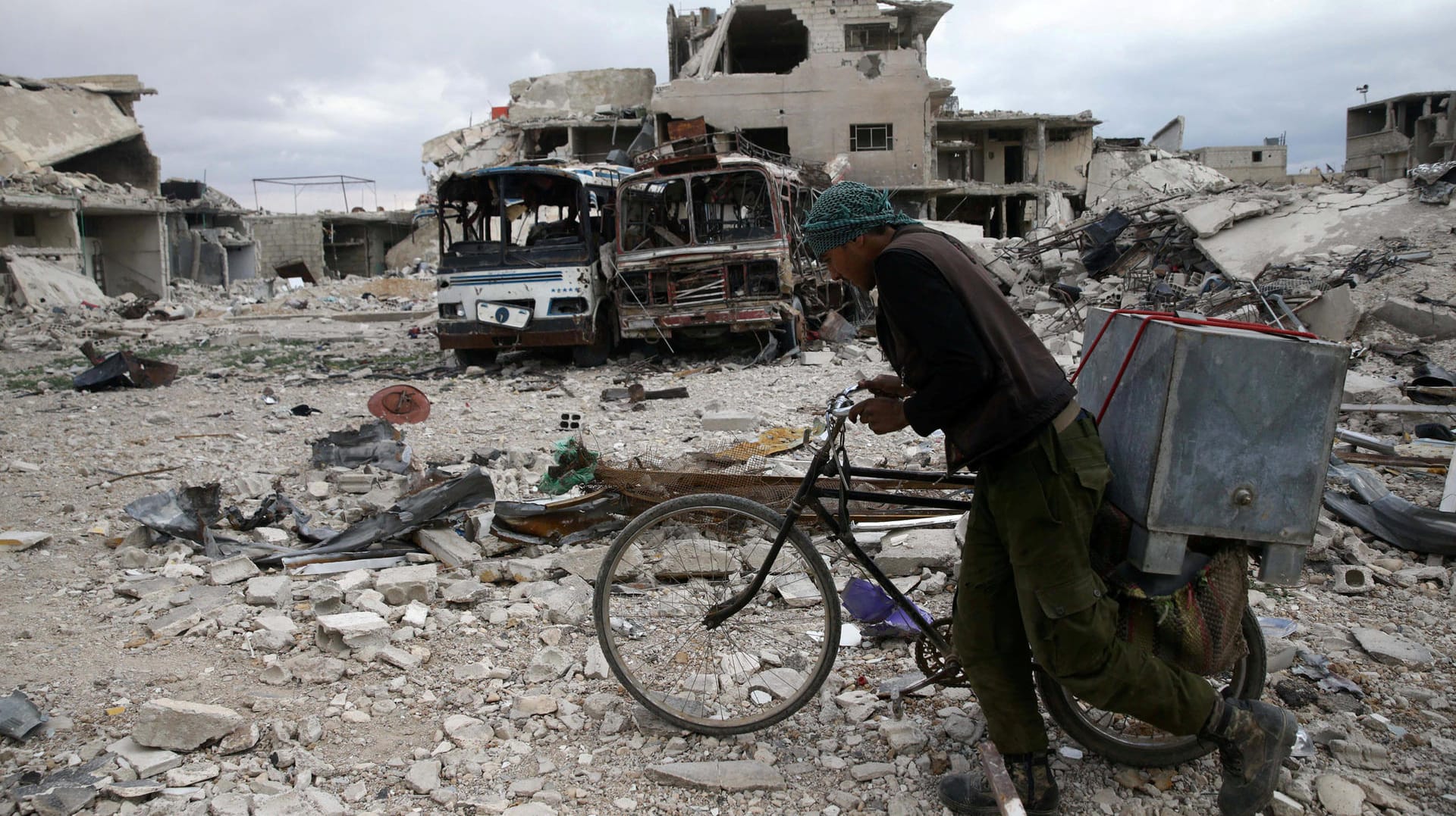 Ein Mann schiebt sein Fahrrad im zerstörten Duma: Die syrische Armee hat ihren Sieg über die Rebellen in der Region Ost-Ghuta erklärt. Ein Mann schiebt sein Fahrrad im zerstörten Duma: Die syrische Armee hat ihren Sieg über die Rebellen in der Region Ost-Ghuta erklärt.