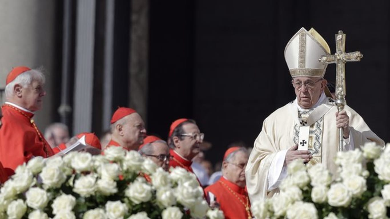 Papst Franziskus feiert auf dem Petersplatz die Ostermesse.