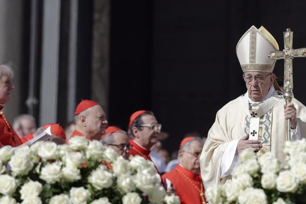 Papst Franziskus feiert auf dem Petersplatz die Ostermesse.