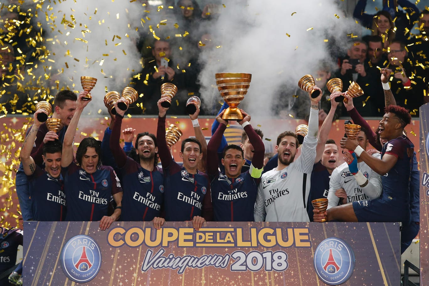 Die Mannschaft von Paris Saint-Germain jubelt nach dem gewonnenen Pokalfinale gegen den AS Monaco mit der Trophäe.