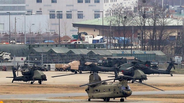 Hubschrauber auf der US-Militärbasis Camp Humphreys südlich von Seoul. Hubschrauber auf der US-Militärbasis Camp Humphreys südlich von Seoul.