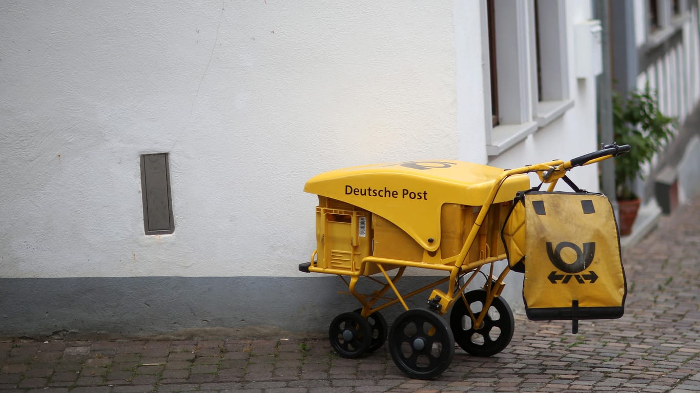 Ein Briefzustellerwagen der Deutschen Post: Das Unternehmen soll einem Medienbericht zufolge Kundendaten an Parteien verkauft haben.