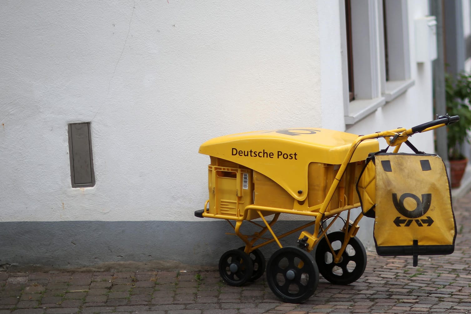 Ein Briefzustellerwagen der Deutschen Post: Das Unternehmen soll einem Medienbericht zufolge Kundendaten an Parteien verkauft haben.