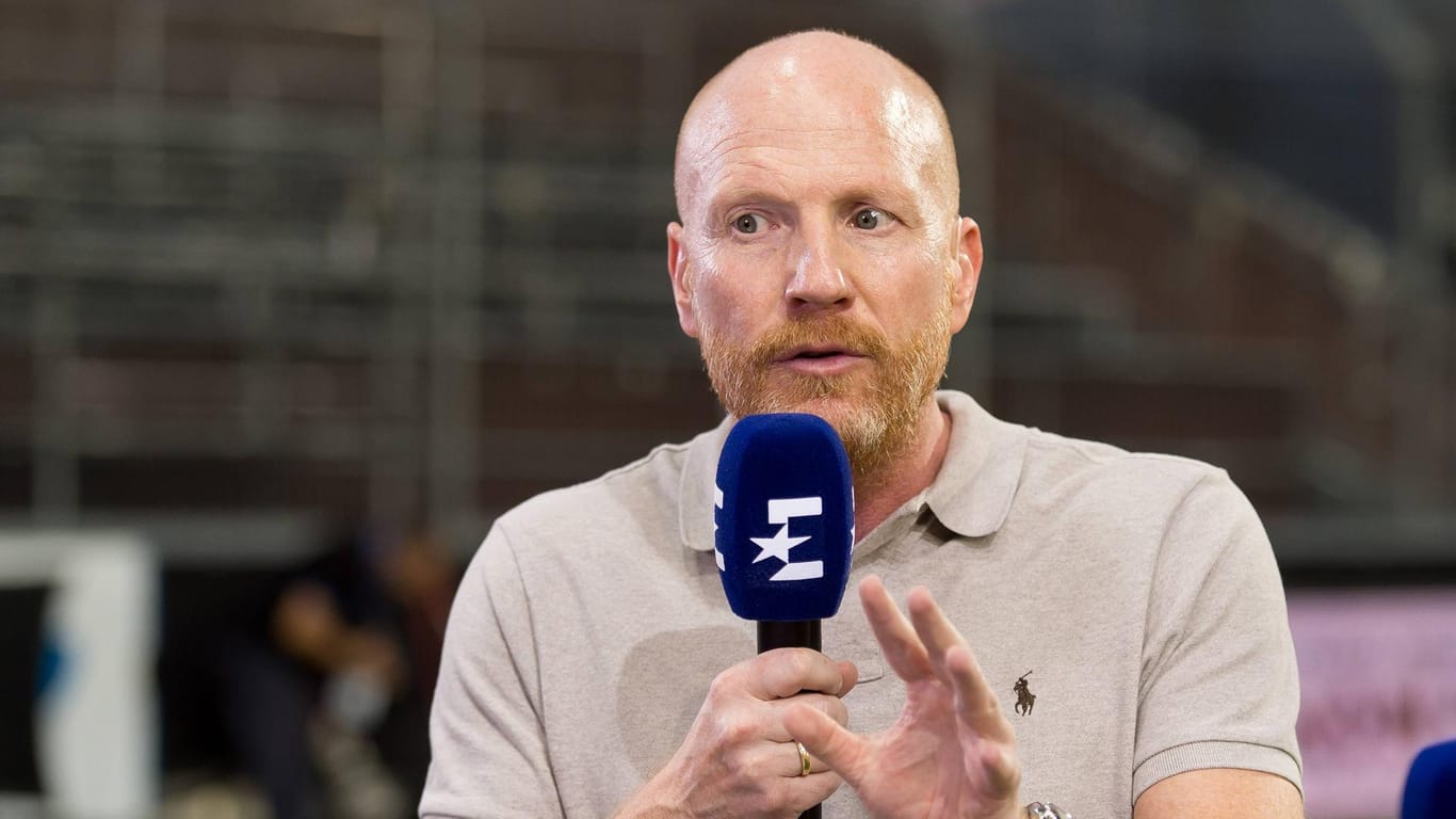Matthias Sammer mit Mikrofon von Eurosport: Trotz seiner neuen Tätigkeit beim BVB bleibt er TV-Experte.