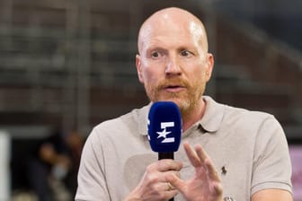 Matthias Sammer mit Mikrofon von Eurosport: Trotz seiner neuen Tätigkeit beim BVB bleibt er TV-Experte.