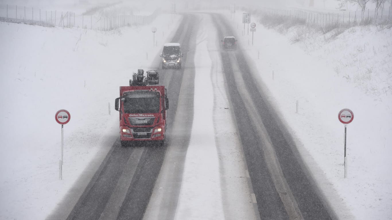 Winter zu Ostern in Mecklenburg-Vorpommern: Auf den Straßen im Norden kam es zu zahlreichen Verkehrsunfällen.